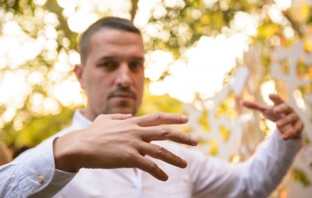 Istina je da su danas mnoge stvari dostupnije za učenje zahvaljujući prethodnim generacijama koje su se potrudile da utkaju rezonancu znanja u Prostor kao zapis za buduća pokolenja.