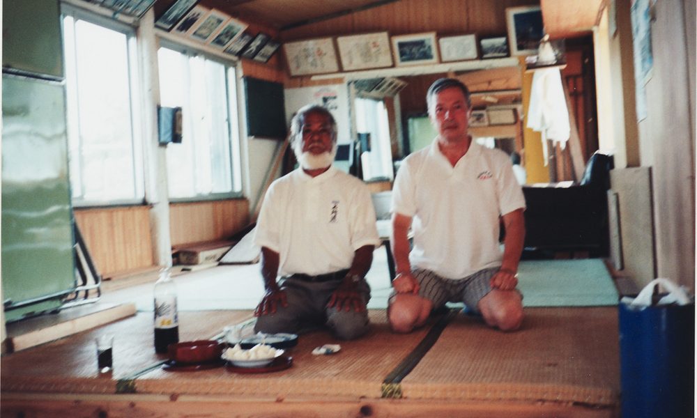 **SR** U poseti Seiku Tojama Senseiju u njegovom Zakimi dođou, Okinava 1997. godine. **EN** Visiting Seiko Toyama Sensei in his Zakimi dojo, Okinawa, Japan, 1997.