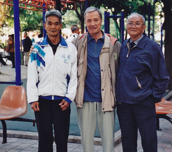 **SR** Sa leve strane stoji poznati majstor veštine belog ždrala, u sredini g. Topolšek, a sa desne strane g. Li, bivši predsednik Fužou Vušu (Fuzhou Wushu) asocijacije, veliki prijatelj Kaneja […]